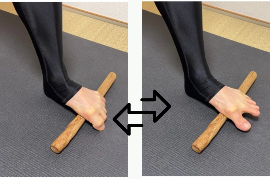 モコスティックを足裏で動かす様子